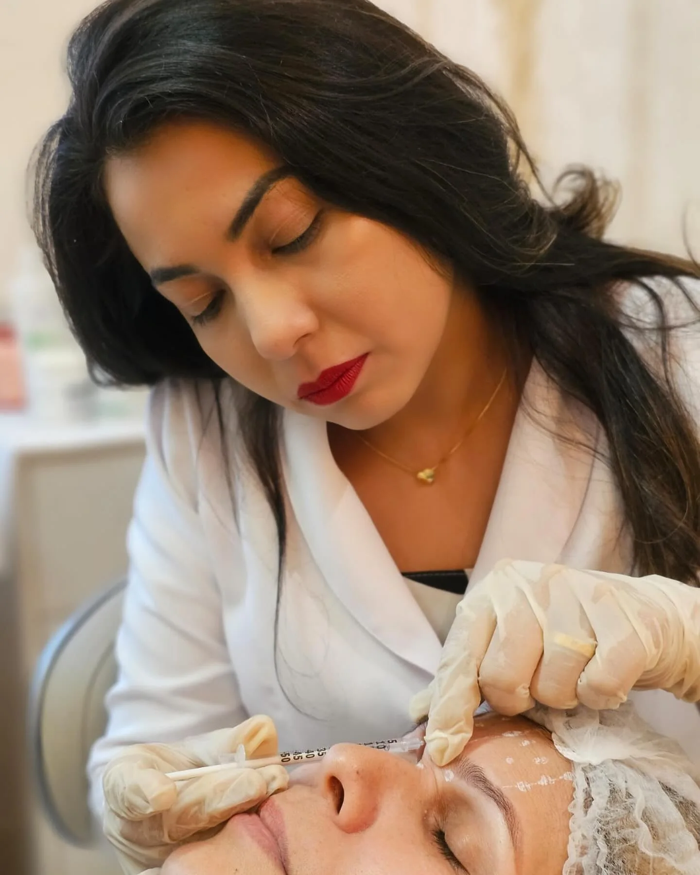 Dra. Alaine Santana, biomédica esteta, no consultório
